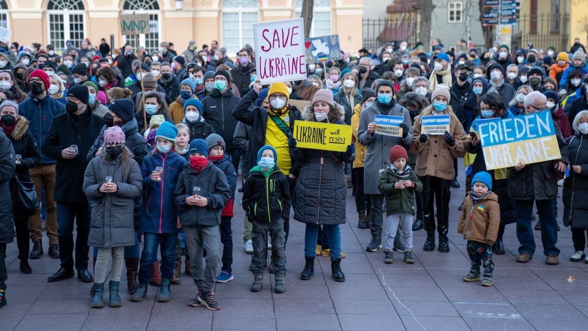 Eine Demonstration gegen die Kriegshandlungen Russlands in der Ukraine auf dem Theaterplatz in Weimar (Symbolbild).