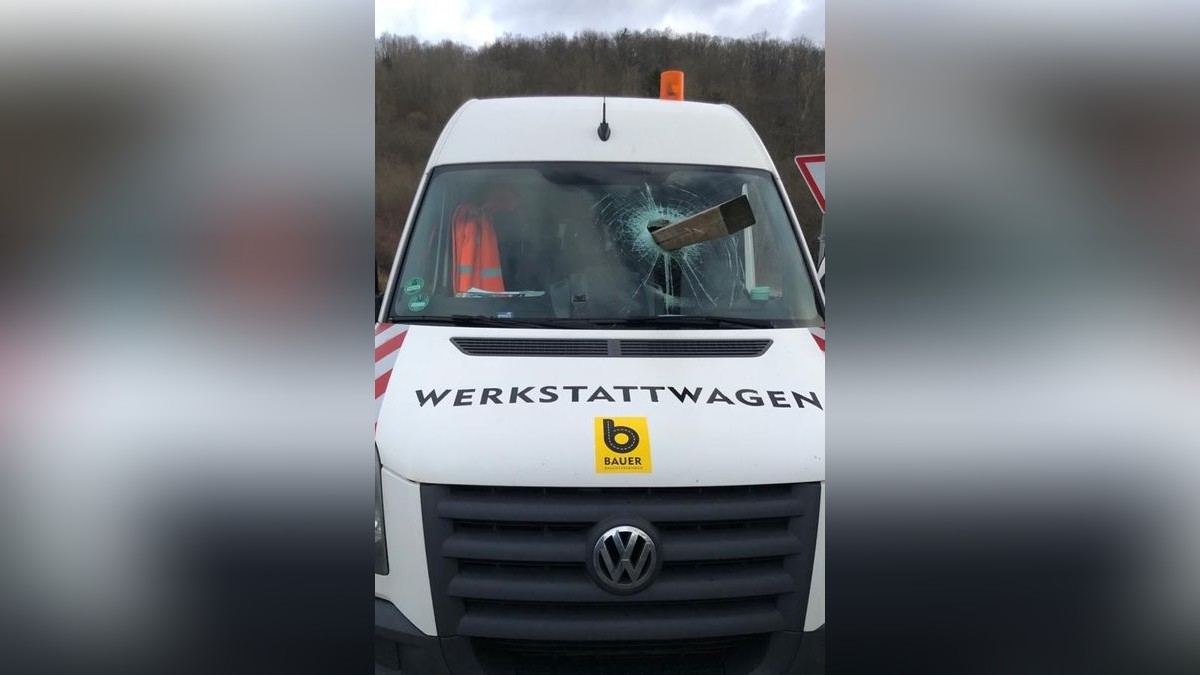 Riesiges Glück hatte ein Autofahrer bei einem Unfall im Wartburgkreis: Der 41-Jährige war mit seinem VW Crafter von Richtung Treffurt in Richtung Wanfried unterwegs, als ihm, kurz nach dem Ortsausgang Treffurt, ein bislang unbekanntes Fahrzeug entgegenkam. Von besagtem Fahrzeug löste sich ein ungefähr zwei Meter langer Holzpfahl, durchbrach die Windschutzscheibe des VW und blieb stecken. Glücklicherweise wurde hierbei niemand verletzt. Der VW war nicht mehr fahrbereit, der Sachschaden beläuft sich auf ungefähr 1000 Euro. Der Verursacher fuhr einfach weiter und wird jetzt von der Polizei gesucht.