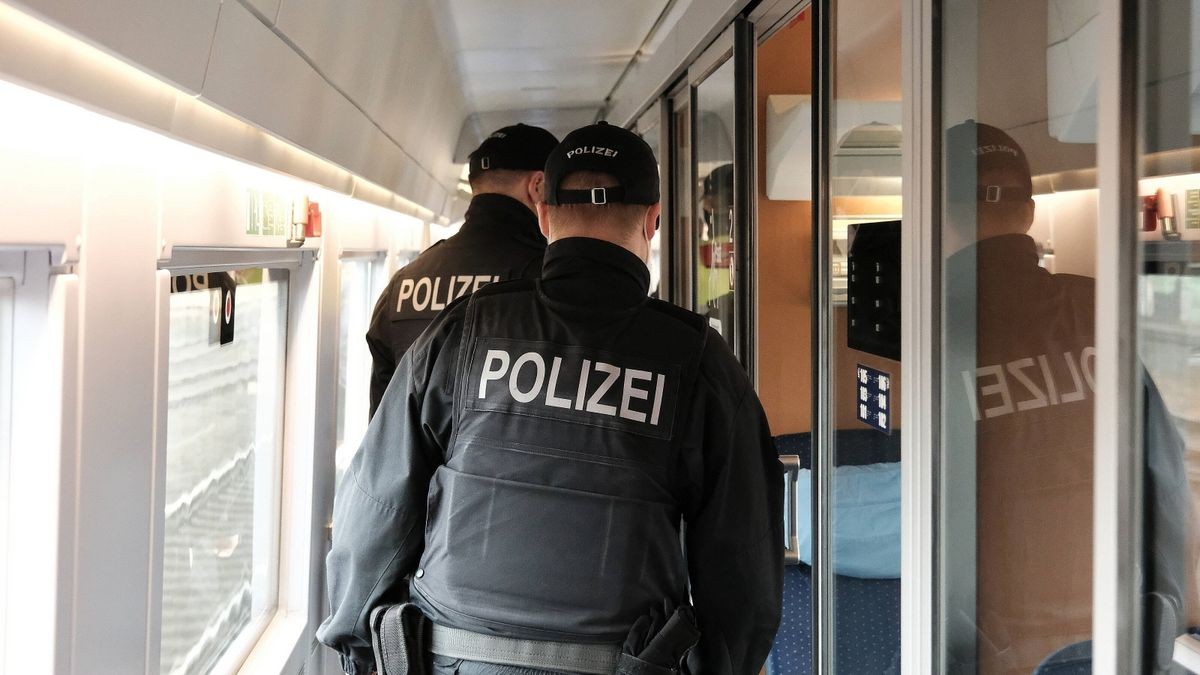 Beim Schwarzfahren erwischt: Zwei angebliche Fahrgastzähler machten es der Bundespolizei in Erfurt besonders leicht, sie zu überführen. Dem Zugpersonal einer Regionalbahn waren auf der Fahrt zwei Mitreisende durch ungewöhnliche Dokumente aufgefallen. Als diese kontrolliert wurden, zeigten die beiden 26-Jährigen elektronische Nachweise vor, die bescheinigen sollten, dass sie im Auftrag der Bahn als sogenannte Fahrgastzähler unterwegs seien. Der Zugbegleiter zweifelte an den Daten und machte vorsichtshalber Kopien. Die zwei Reisenden zeigten auch ihre Personalausweise aus, um so sehr wahrscheinlich ihre Legende glaubhafter wirken zu lassen. Zunächst durften die Frau und der Mann weiterfahren. Am Erfurter Hauptbahnhof informierte der Zugbegleiter die Polizei. Wie sich herausstellte, waren die Belege der Fahrgastzähler gefälscht. Da die beiden Tatverdächtigen ihre Personalien hinterlassen hatten, müssen sie nun gleich mit mehreren Anzeigen wegen betrügerischer Delikte rechnen - darauf können sie zählen.