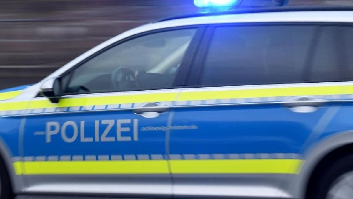 Ein Lieferant hat einen Bistrobesitzer in Buttstädt beleidigt und geschlagen. Der 40-jährige Mann wollte das Bistro mit Waren beliefern. Der Inhaber war jedoch noch mit einem Kunden beschäftigt, weshalb der Lieferant warten musste. Daraufhin wurde der 40-Jährige sehr wütend, beleidigte den 27-jährigen Ladeninhaber und schlug ihm auf den Kopf. Während der Auseinandersetzung wurden auch Lebensmittel beschädigt. Der Bistrobesitzer kam leicht verletzt davon. Der Lieferant muss nun mit einer Anzeige rechnen.