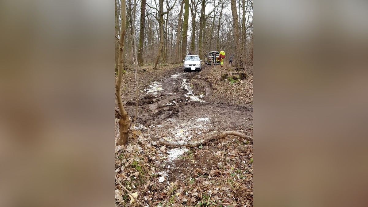 Ein 25-jähriger Erfurter wollte seinen Bauschutt auf unerlaubte Art entsorgen. Dafür fuhr er mit seinem Auto in ein Naherholungsgebiet im Süden. Allerdings bedachte er beim Entladen des Mülls nicht, dass der Waldweg aufgrund der feuchten Witterung komplett aufgeweicht war. Der VW fuhr sich im Schlamm fest. Neben der durch aufmerksame Wanderer alarmierten Polizei traf auch ein Abschleppfahrzeug vor Ort ein. Während nun der Wagen mühevoll und zeitaufwendig geborgen wurde, musste der 25-Jährige seinen Müll wieder einsammeln. Ihn erwarten neben einer Anzeige aufgrund der illegalen Abfallentsorgung auch eine saftige Rechnung vom Abschleppunternehmen.