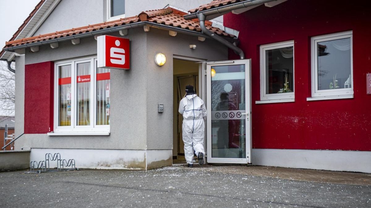 Am Morgen untersuchte Spezialisten der Spurensicherung des Landeskriminalamtes den Tatort. Weitere Beamte der Kriminalpolizei befragten mögliche Zeugen im Umfeld.