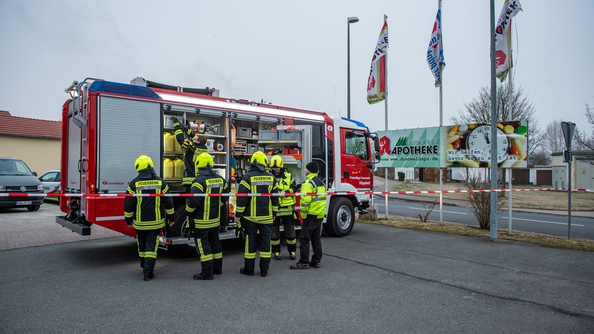 Das Areal um die Sparkasse wurde weiträumig abgesperrt und von der Feuerwehr Hüpstedt gesichert.