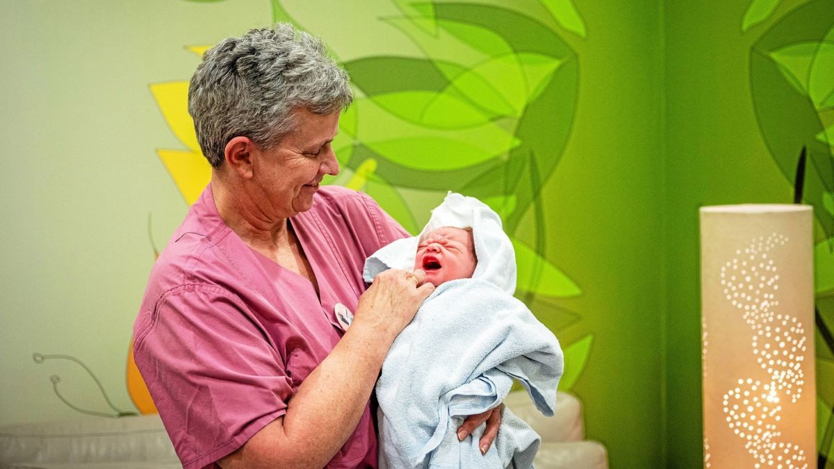 Die Weimarer Hebamme Ute Erler mit dem Neugeborenen Heinrich. Die gebürtige Jenenserin war 45 Jahre Hebamme im Kreißsaal am Sophien- und Hufeland Klinikum Weimar. Foto: Thomas Müller