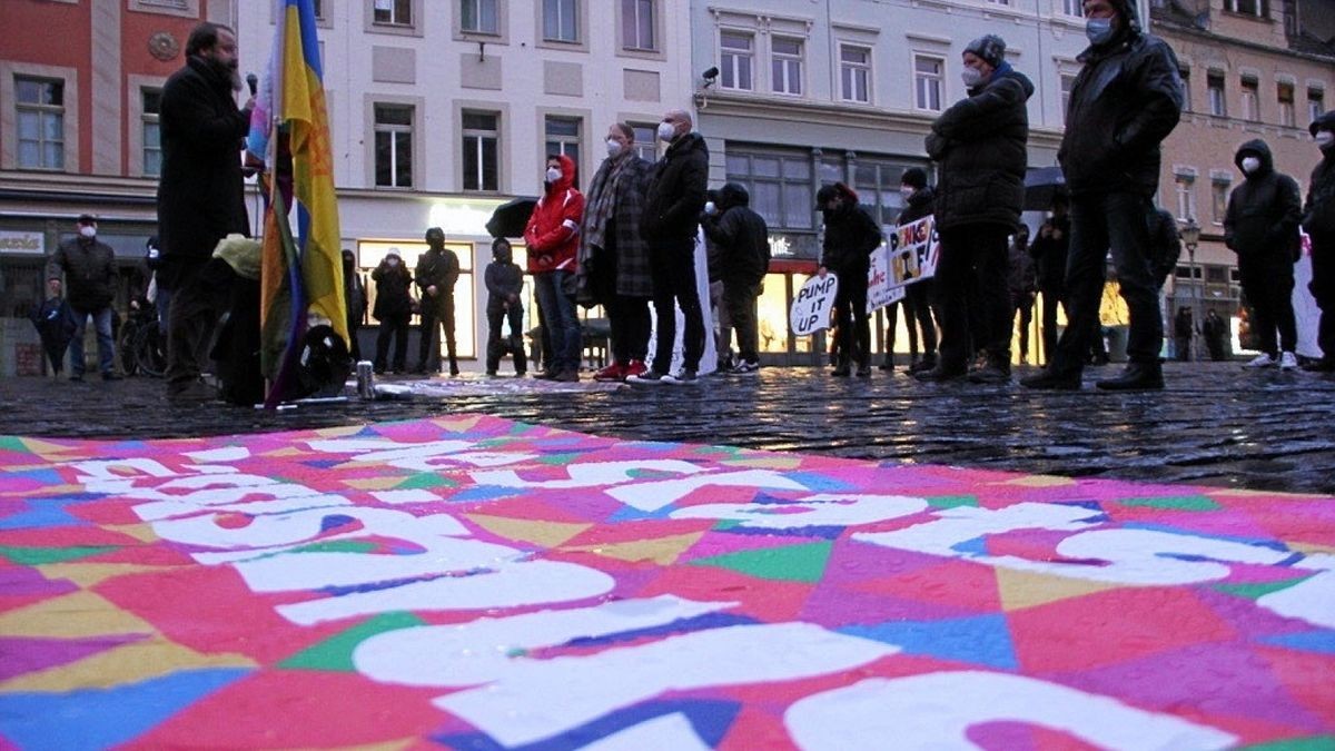 Auf Altenburger Markt solidarisch Flagge gezeigt