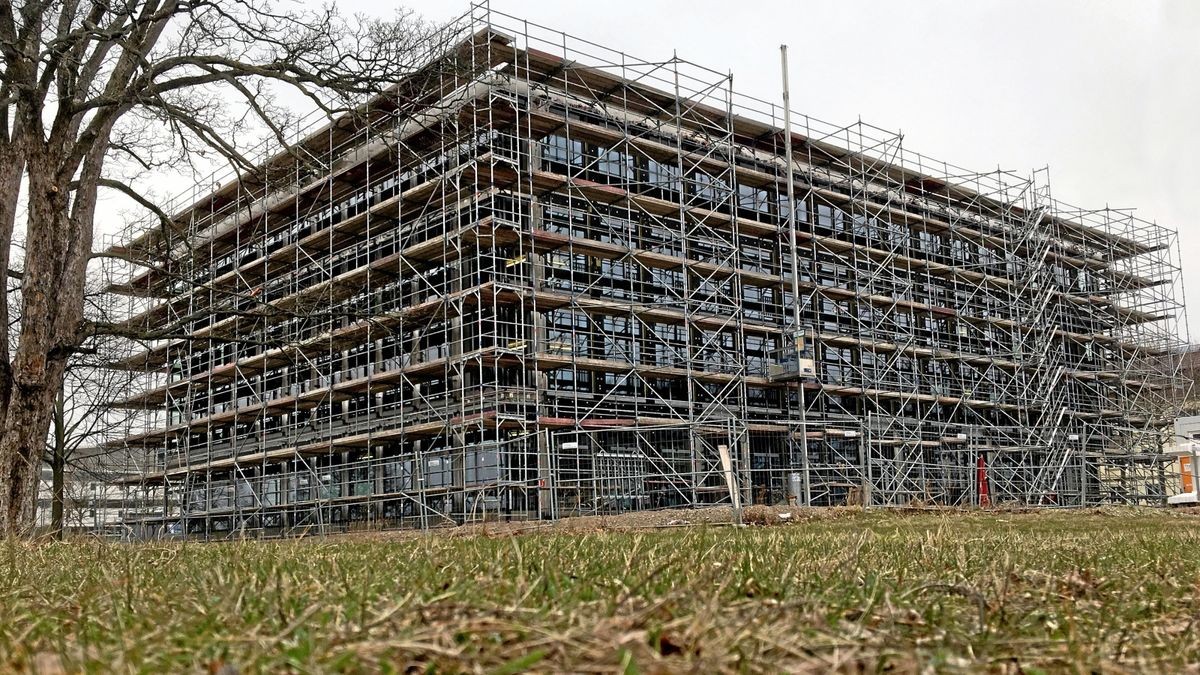 Der Forschungsneubau auf dem Campus soll im Frühjahr 2023 eröffnet werden. Die steigenden Baukosten belasten das Uni-Budget zusätzlich.