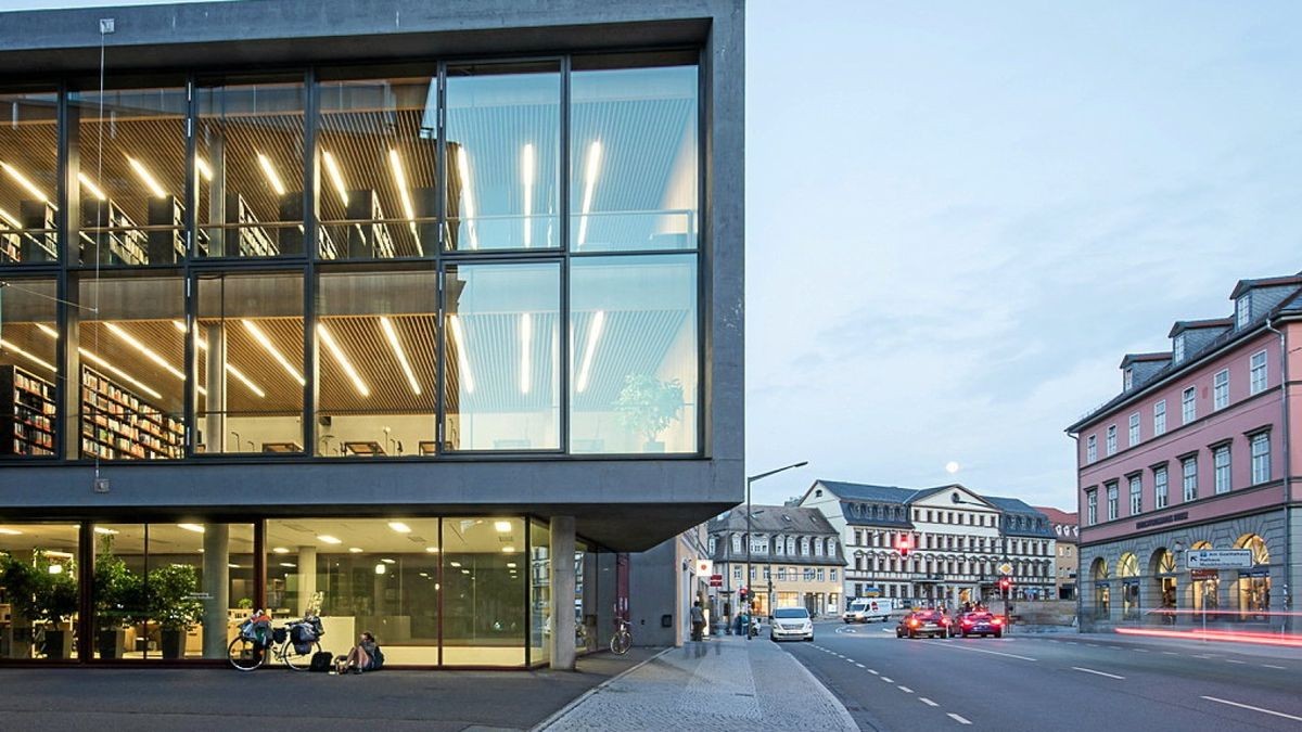 Die Universitätsbibliothek der Bauhaus Universität Weimar in der Dämmerung.