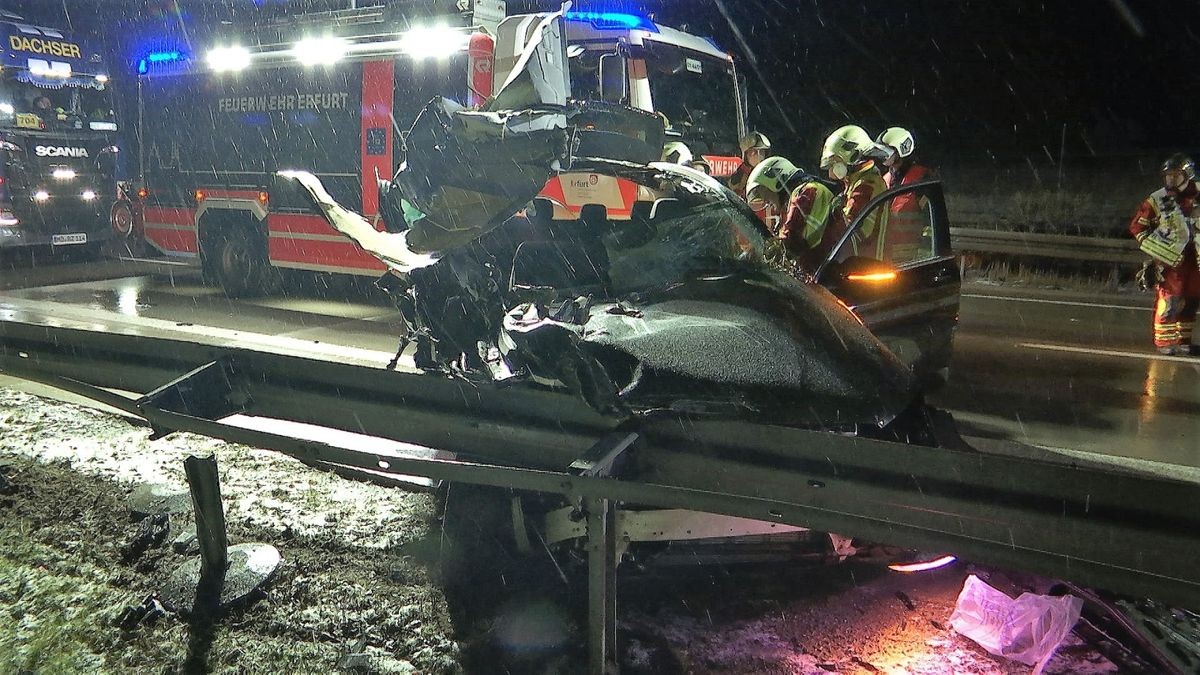 Aufgrund der Bergungsarbeiten musste die Richtungsfahrbahn Schweinfurt für eineinhalb Stunden voll gesperrt werden.