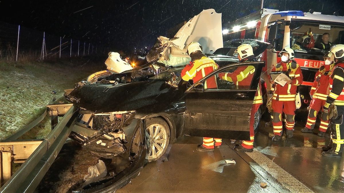 Er musste von der Feuerwehr aus dem Fahrzeug geborgen werden und kam ins Krankenhaus.