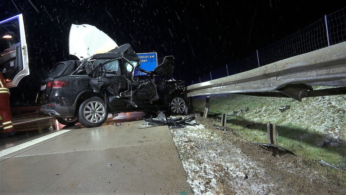 Er verlor am Kreuz Erfurt aus bisher unbekannter Ursache die Kontrolle über seinen Wagen, kollidierte mit der Leitplanke und schleuderte in einen Lkw-Anhänger, wie die Polizei mitteilte. 