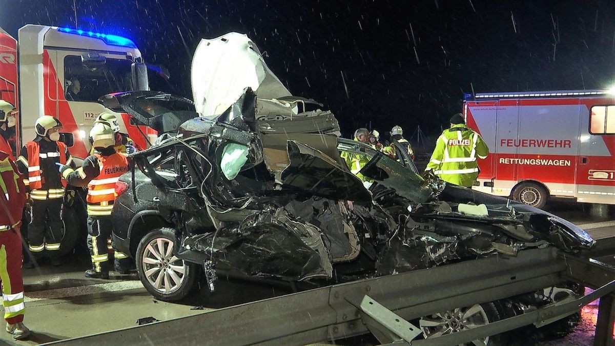 Bei einem Unfall auf der A71 bei Erfurt ist in der Nacht auf Freitag ein Autofahrer schwer verletzt worden.