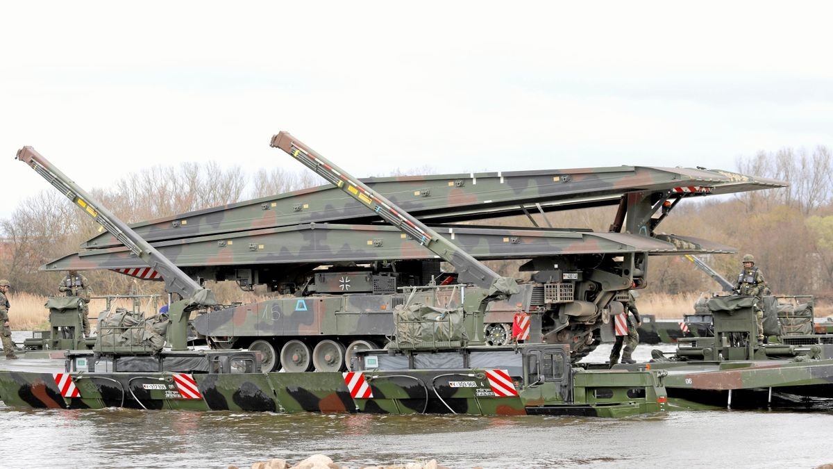 Ein Brückenlegepanzer „Leguan“ des Panzerpionierbataillon Gera wird Samstagmittag bei Storkau von einer aus vier Amphibienfahrzeugen gebildeten Fähre huckepack genommen und über die Elbe geschippert. Insgesamt kommen so allein am Samstag 200 teils gepanzerte Fahrzeuge der Bundeswehr ohne Brücke über den Fluss.  