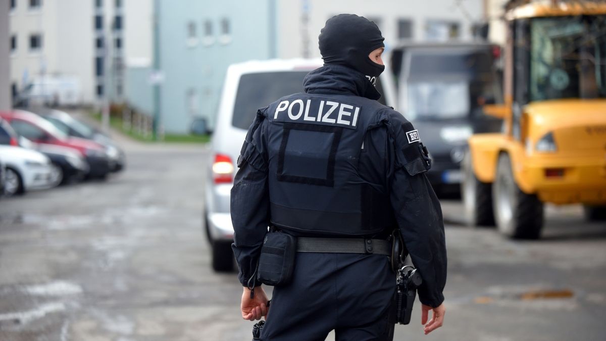 Durchsuchungen auch in Erfurt in der Johannesstraße mit Polizeibeamten aus Bayern und der Bundespolizei.