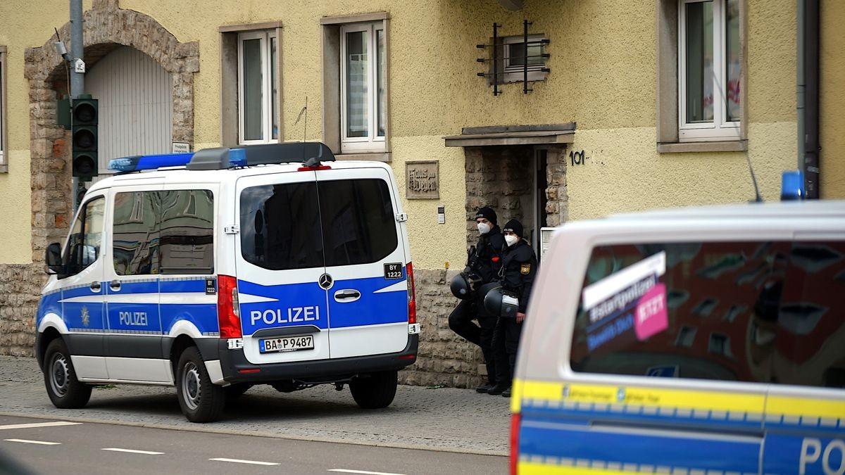 Durchsuchungen auch in Erfurt in der Johannesstraße mit Polizeibeamten aus Bayern und der Bundespolizei.