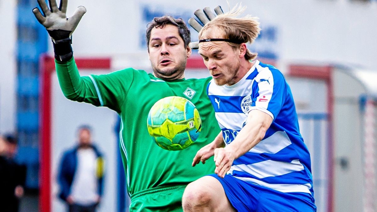 Wackers Robert Knopp (rechts) hier im Zweikampf mit Wernigerodes Keeper.