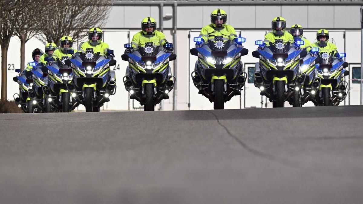 Thüringer Polizisten der Motorradstaffel fahren bei der Übergabe ihrer neuen Motorräder nebeneinander.