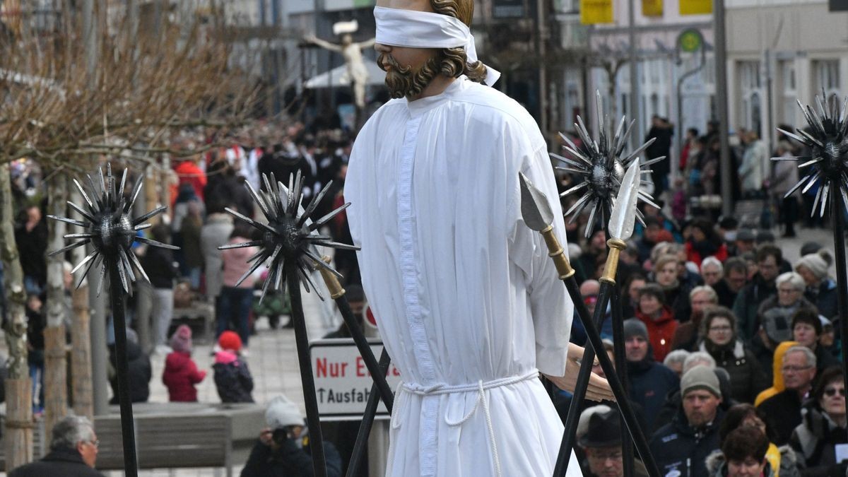 Die traditionelle Palmsonntagsprozession ist am Sonntag durch Heiligenstadt gezogen - erstmals nach zweijähriger Pause wegen der Corona-Pandemie.