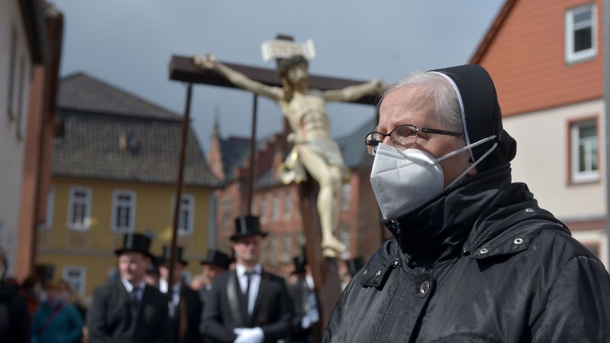 Die traditionelle Palmsonntagsprozession ist am Sonntag durch Heiligenstadt gezogen - erstmals nach zweijähriger Pause wegen der Corona-Pandemie.