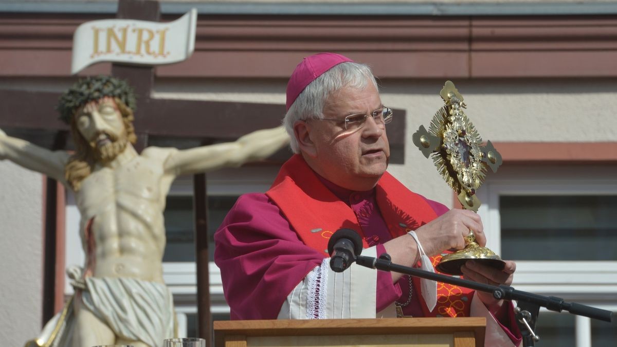 Die Prozession erinnert an den Leidensweg von Jesus Christus, der nach christlichem Glauben am Sonntag vor Ostern in Jerusalem eingezogen war und dort mit Palmzweigen begrüßt wurde. 