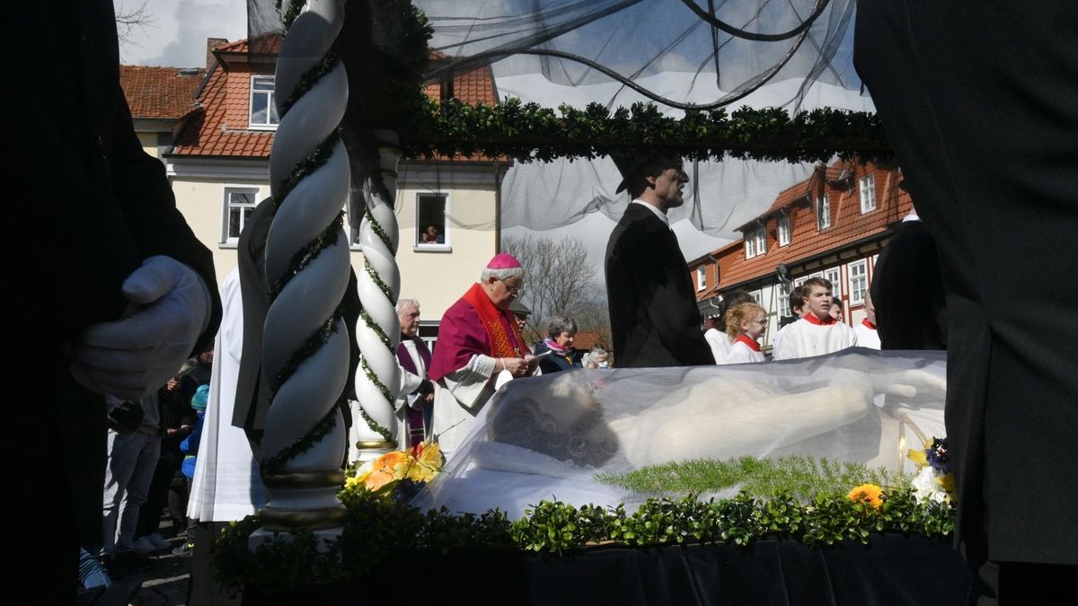 Die traditionelle Palmsonntagsprozession ist am Sonntag durch Heiligenstadt gezogen - erstmals nach zweijähriger Pause wegen der Corona-Pandemie.