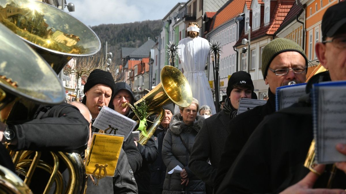 Die traditionelle Palmsonntagsprozession ist am Sonntag durch Heiligenstadt gezogen - erstmals nach zweijähriger Pause wegen der Corona-Pandemie.