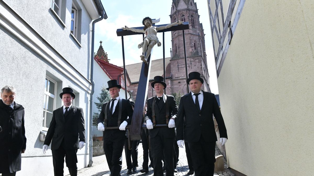 Die traditionelle Palmsonntagsprozession ist am Sonntag durch Heiligenstadt gezogen - erstmals nach zweijähriger Pause wegen der Corona-Pandemie.