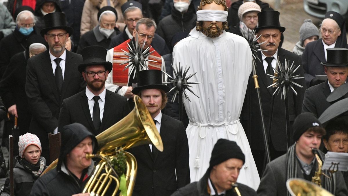 Die traditionelle Palmsonntagsprozession ist am Sonntag durch Heiligenstadt gezogen - erstmals nach zweijähriger Pause wegen der Corona-Pandemie.