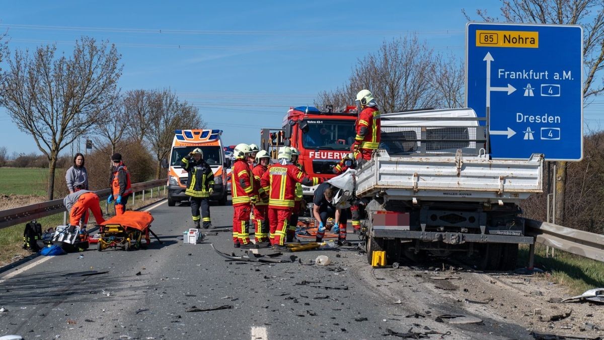 Am Montagnachmittag kam es gegen 14.55 Uhr auf der Bundesstraße 85 zwischen Nohra und Troistedt zu einem schweren Verkehrsunfall mit drei beteiligten Fahrzeugen und fünf verletzten Personen.