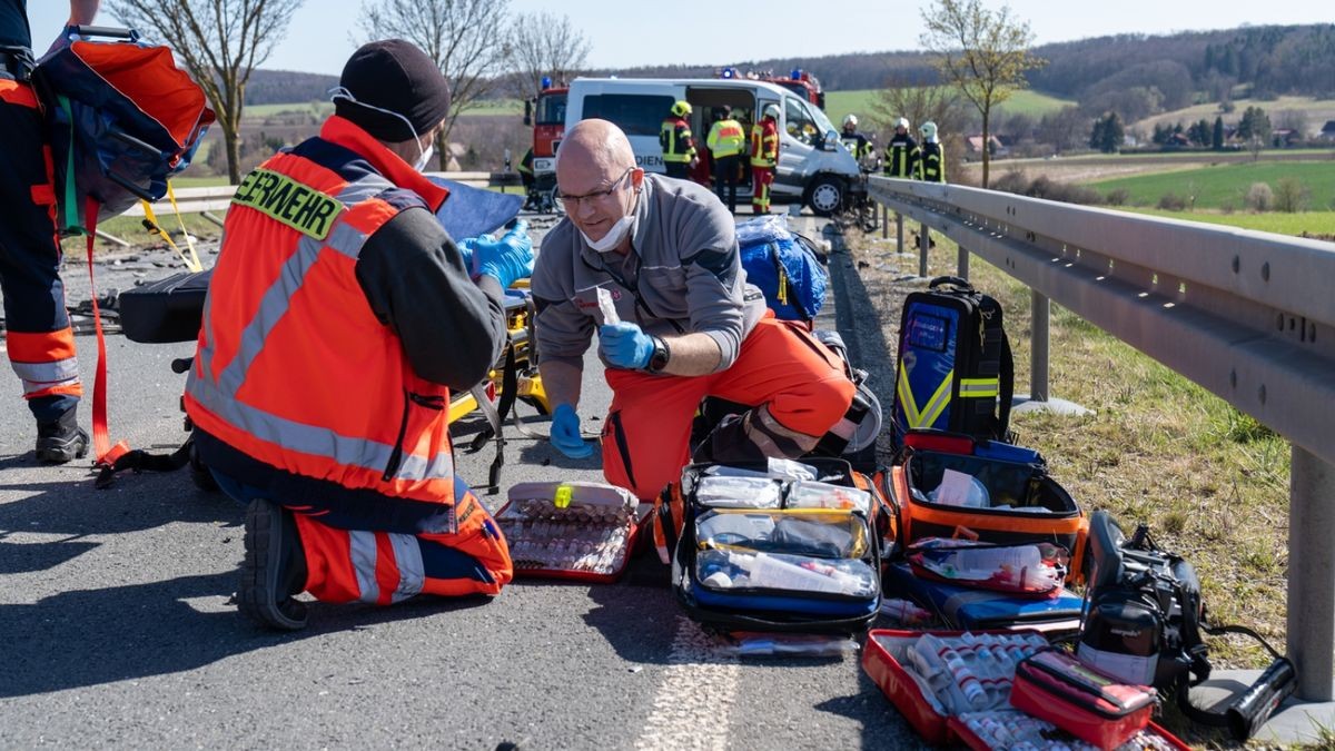 Am Montagnachmittag kam es gegen 14.55 Uhr auf der Bundesstraße 85 zwischen Nohra und Troistedt zu einem schweren Verkehrsunfall mit drei beteiligten Fahrzeugen und fünf verletzten Personen.