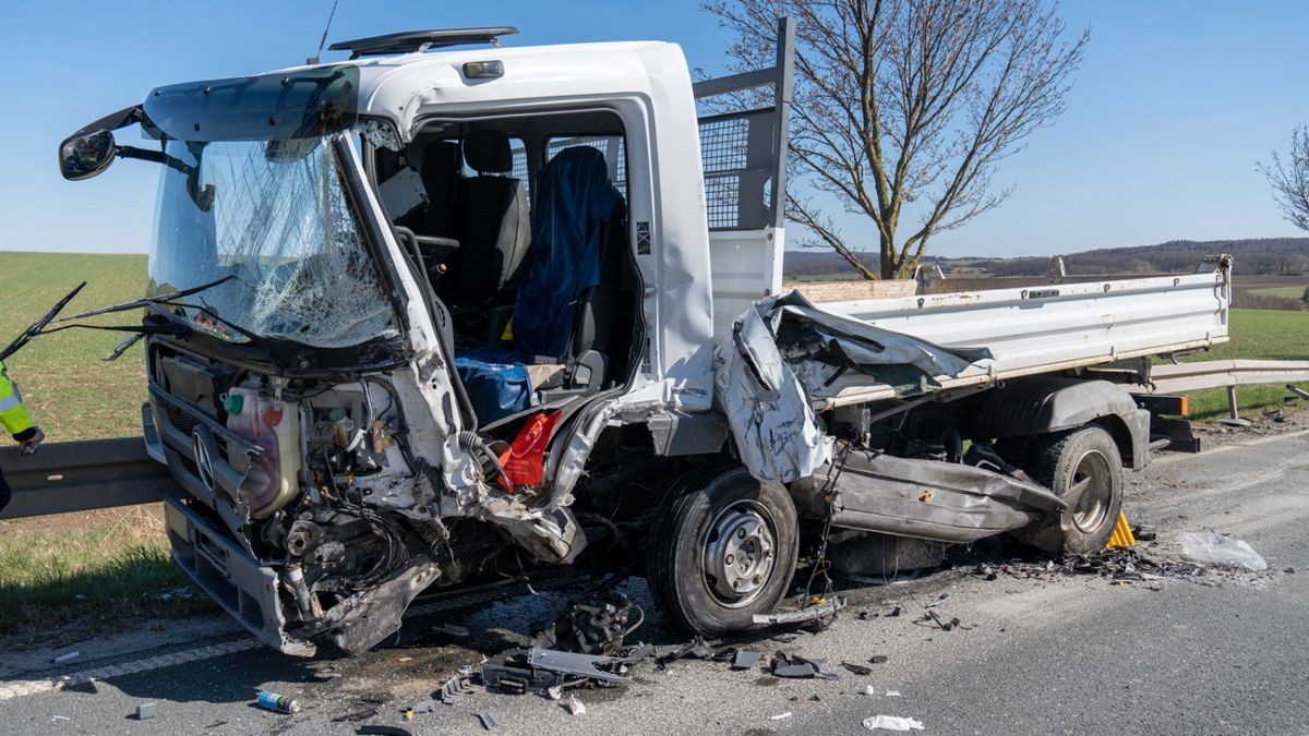 Der Fahrer des LKW wurde durch den Unfall in seinem Fahrzeug eingeklemmt.