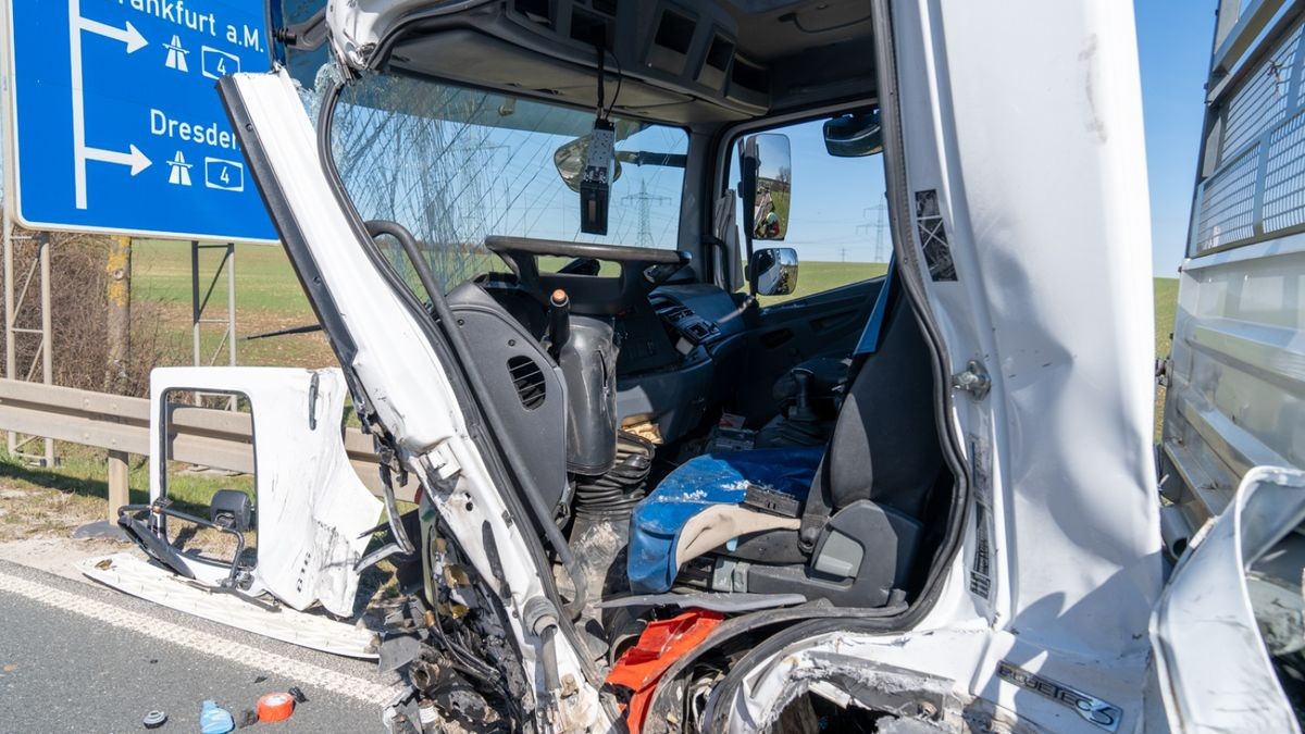 Die Insassen des Transporter, der Fahrer, ein Mann im Rollstuhl, dessen Begleiterin sowie der Fahrer des Suzuki wurden ebenfalls schwer verletzt. Auch sie kamen mit Rettungswagen in umliegende Kliniken. 