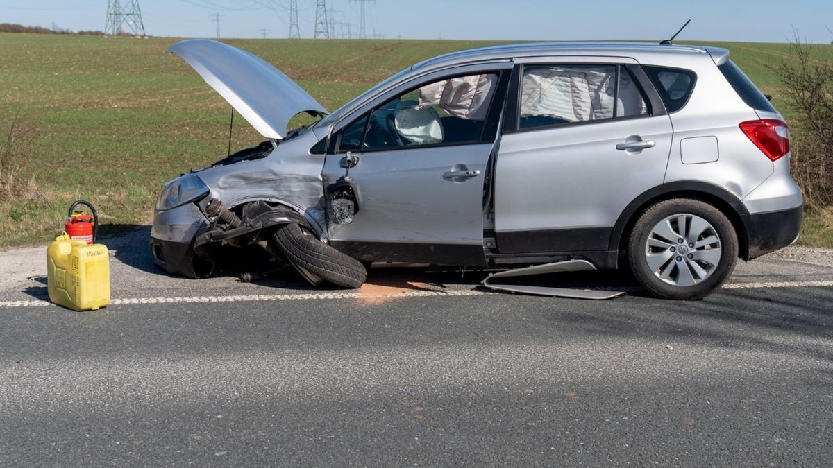 Am Montagnachmittag kam es gegen 14.55 Uhr auf der Bundesstraße 85 zwischen Nohra und Troistedt zu einem schweren Verkehrsunfall mit drei beteiligten Fahrzeugen und fünf verletzten Personen.