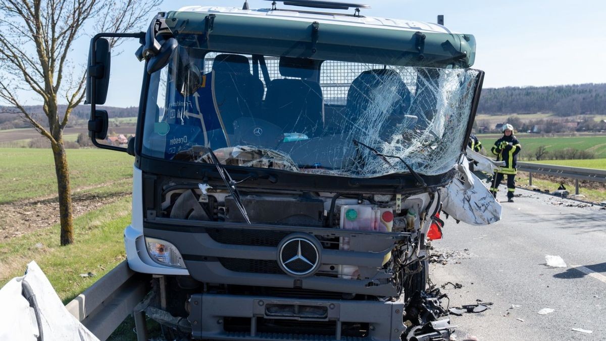 Er musste durch die Kameraden der Feuerwehren mittels hydraulischem Gerät befreit werden. 