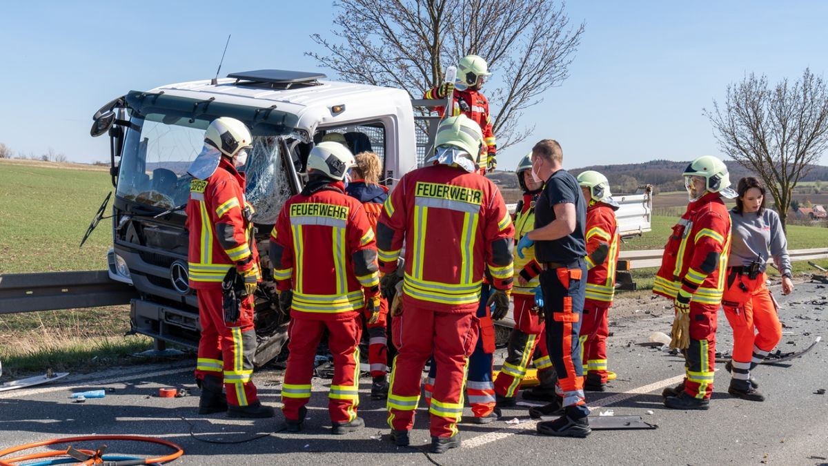 Am Montagnachmittag kam es gegen 14.55 Uhr auf der Bundesstraße 85 zwischen Nohra und Troistedt zu einem schweren Verkehrsunfall mit drei beteiligten Fahrzeugen und fünf verletzten Personen.