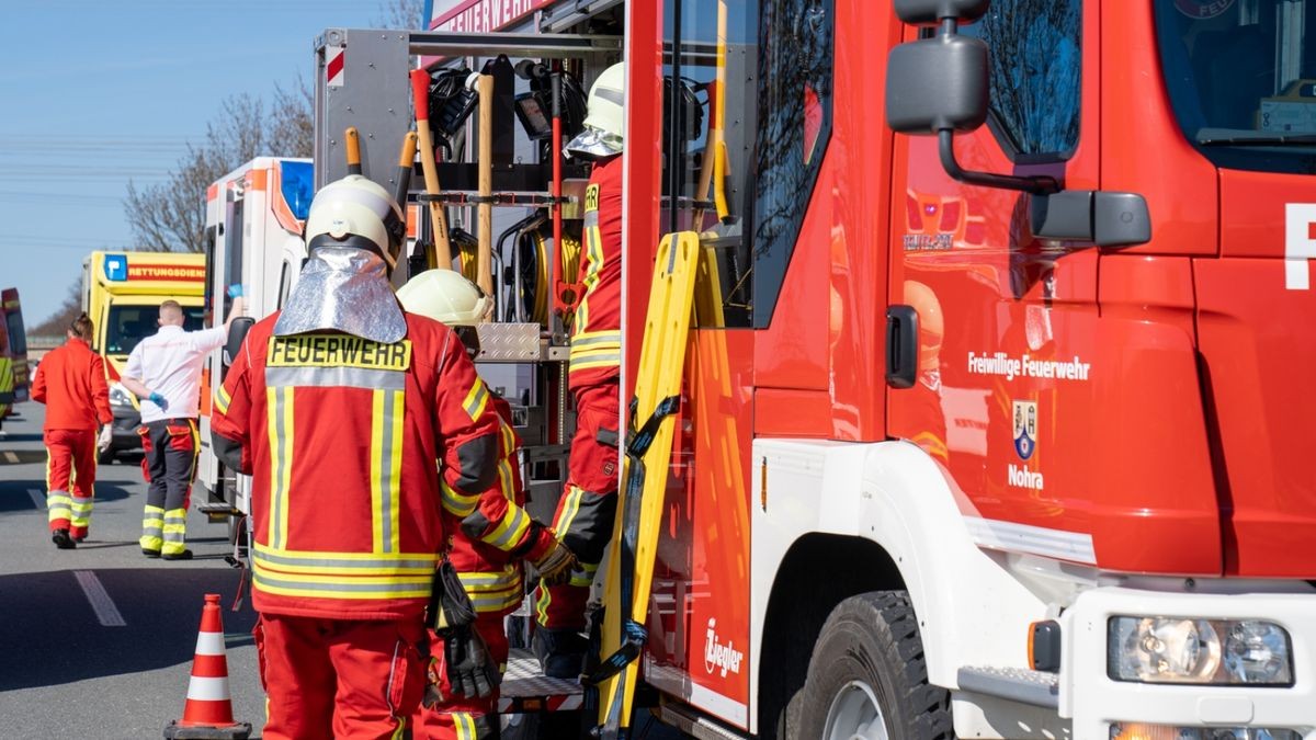 Anschließend kam er schwer verletzt mit einem Rettungswagen und einem Notarzt in ein Klinikum.