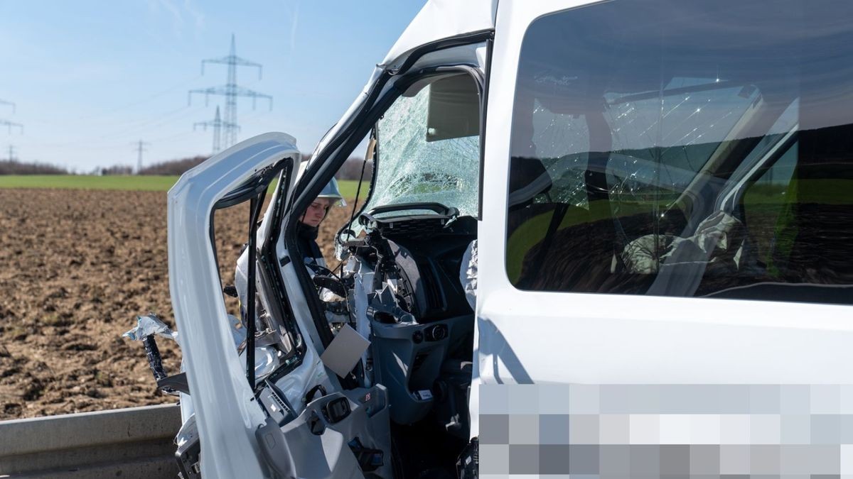 Am Montagnachmittag kam es gegen 14.55 Uhr auf der Bundesstraße 85 zwischen Nohra und Troistedt zu einem schweren Verkehrsunfall mit drei beteiligten Fahrzeugen und fünf verletzten Personen.