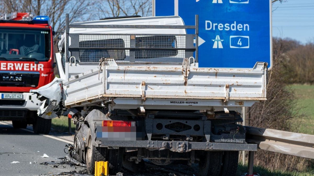 Dieser versuchte in der Folge auszuweichen und geriet ebenfalls in den Gegenverkehr. Dort kollidierte er mit einem entgegenkommend LKW Mercedes-Benz frontal.