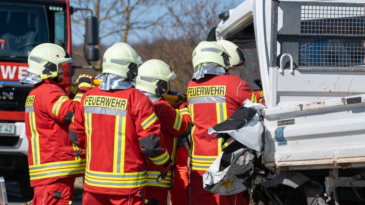 Während der Rettungs- und Bergungsarbeiten mussten die Bundesstraße für mehrere Stunden voll gesperrt werden.