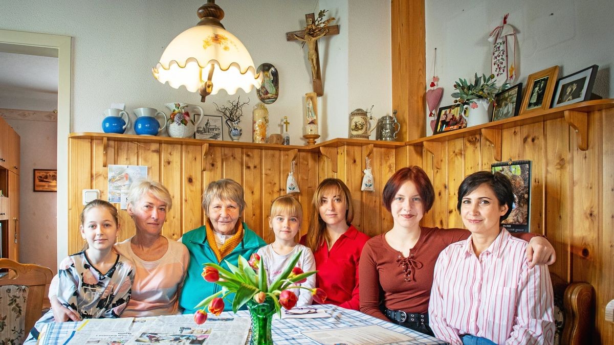 Rosi Staufenbiel (3. von links) aus Bickenriede hat Angang März Tanja (rechts) und Nastya (2. von rechts) aufgenommen. Auch Irina (2. von links) und Oksana (3. von rechts) sowie deren Töchter Ivana-Alina (links) und Sophia leben nun mit im Haus.