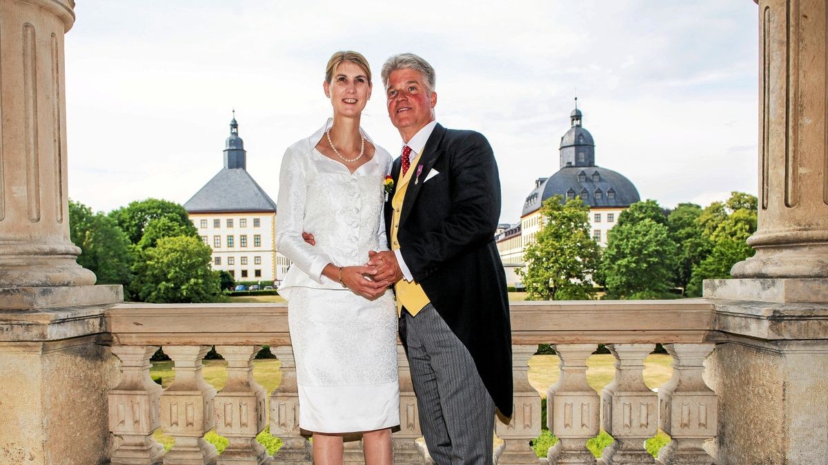 Ein herzogliche Hochzeit gab es zuletzt vor vier Jahren in Gotha. Prinzessin Stephanie von Sachsen-Coburg und Gotha heiratete Jan Stahl auf Schloss Friedenstein, hier ist das Paar beim Fototermin im herzoglichen Museum zu sehen. (Archiv-Foto)