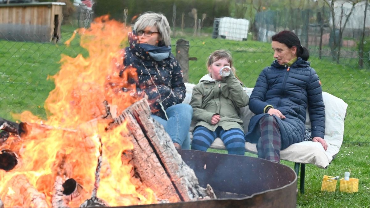 Im Kleingartenverein Am Rittersborn in Vippachedelhausen wurde das Osterfeuer in der großen Feuerschale entfacht. Zuvor suchten etwa 20 Kinder nach Osternestern.