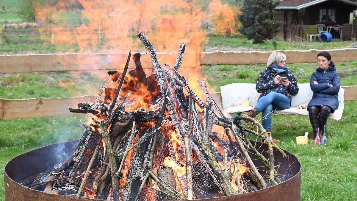 Im Kleingartenverein Am Rittersborn in Vippachedelhausen wurde das Osterfeuer in der großen Feuerschale entfacht. Zuvor suchten etwa 20 Kinder nach Osternestern.