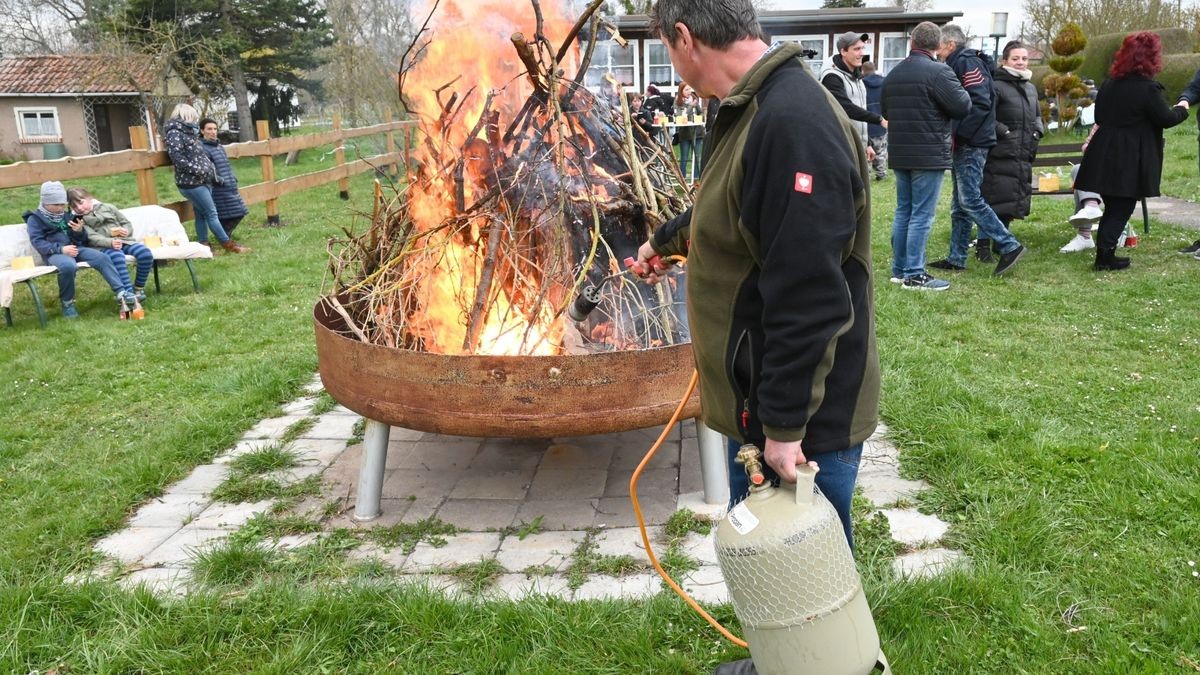 Im Kleingartenverein Am Rittersborn in Vippachedelhausen wurde das Osterfeuer in der großen Feuerschale entfacht. Zuvor suchten etwa 20 Kinder nach Osternestern.