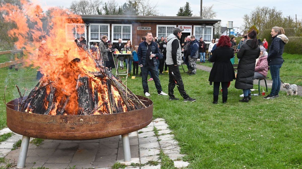 Im Kleingartenverein Am Rittersborn in Vippachedelhausen wurde das Osterfeuer in der großen Feuerschale entfacht. Zuvor suchten etwa 20 Kinder nach Osternestern.