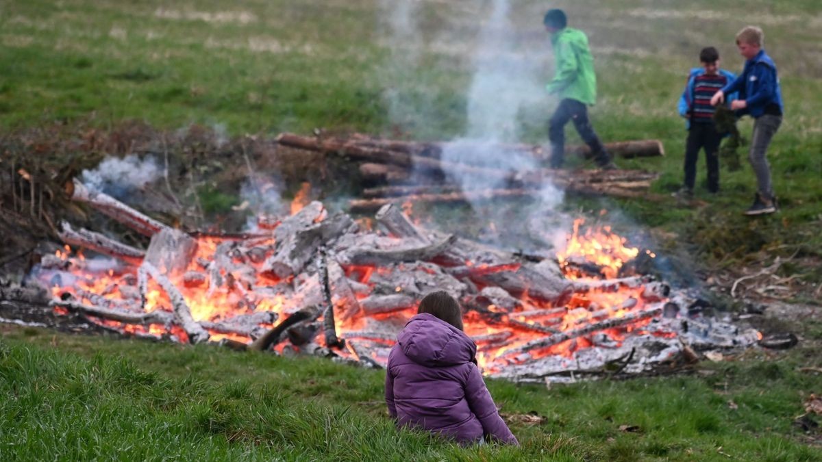 Osterfeuer in Buchfart mit der Kirmesgesellschaft