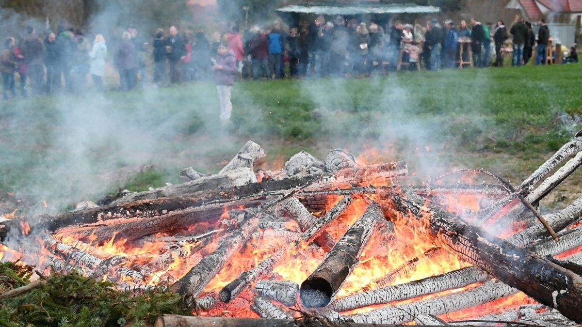 Osterfeuer in Buchfart mit der Kirmesgesellschaft