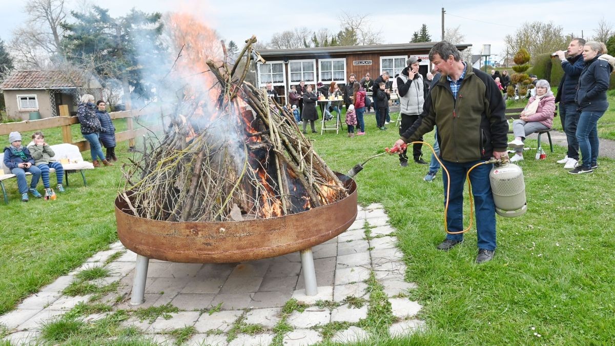 Im Kleingartenverein Am Rittersborn in Vippachedelhausen wurde das Osterfeuer in der großen Feuerschale entfacht. Zuvor suchten etwa 20 Kinder nach Osternestern.