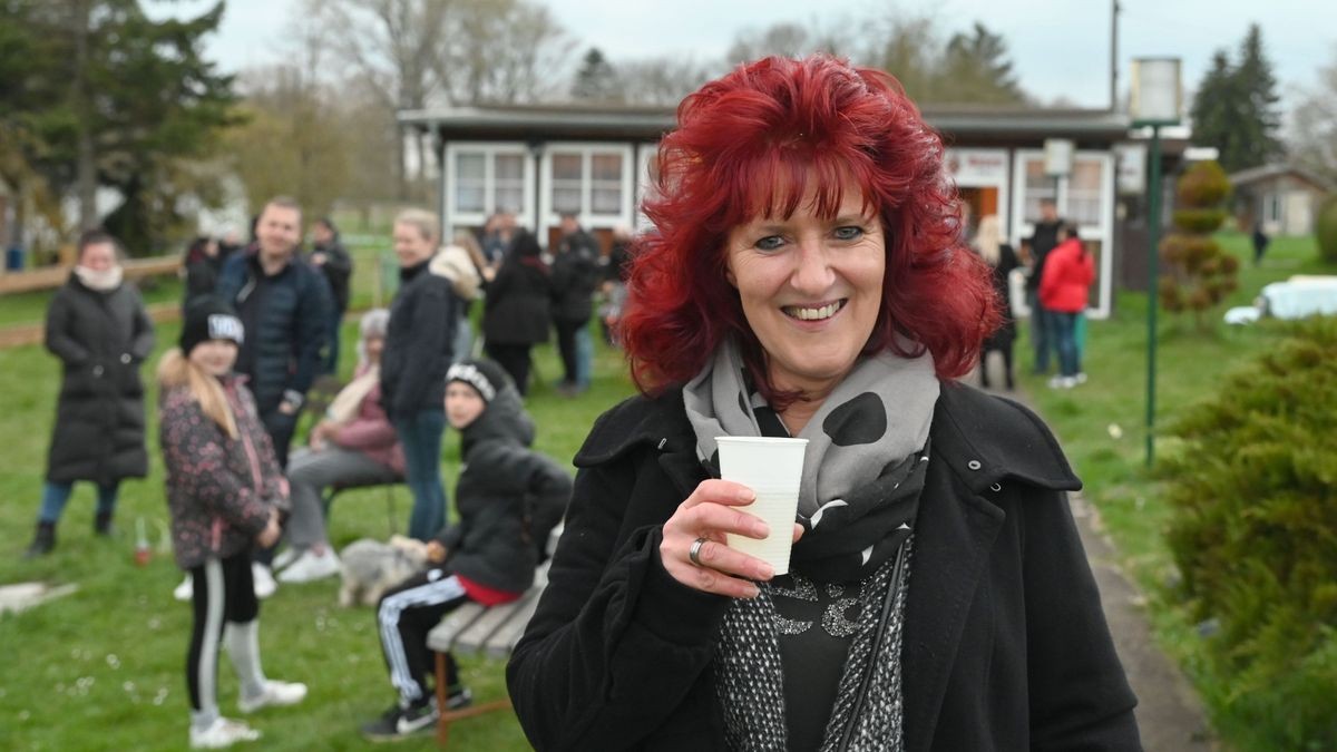 Im Kleingartenverein Am Rittersborn in Vippachedelhausen wurde das Osterfeuer in der großen Feuerschale entfacht. Zuvor suchten etwa 20 Kinder nach Osternestern.