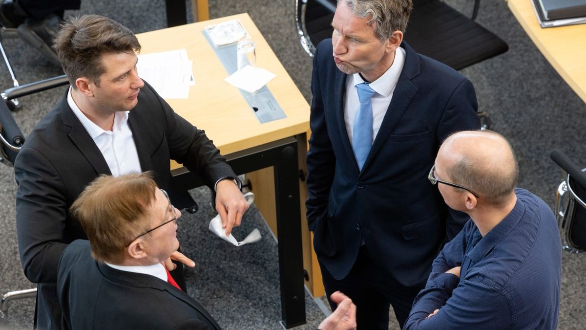 Björn Höcke (2.v.r,), Fraktionsvorsitzender der Thüringer AfD mit Abgeordneten seiner Fraktion im Plenarsaal des Thüringer Landtags. (Archivfoto)