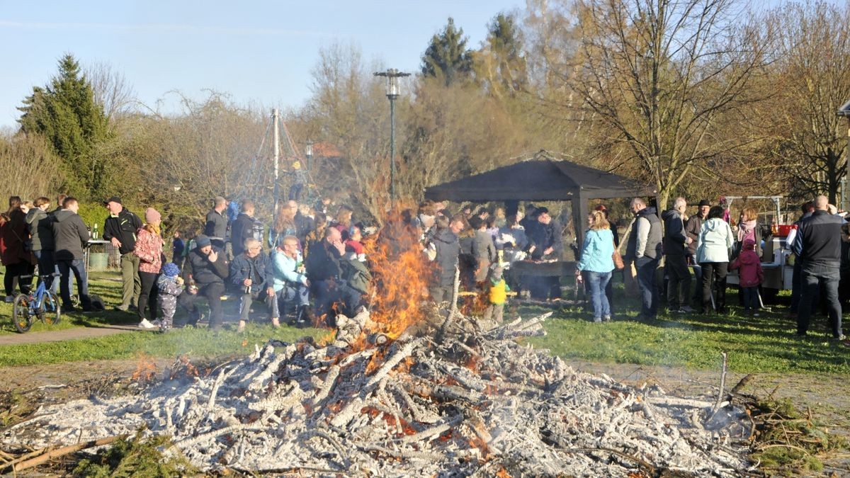 Osterfeuer in Buttelstedt: Ortschaftsbürgermeister Tobias Volland und die Feuerwehr luden in den Gutspark. Es standen Spendenboxen für die Jugendfeuerwehr und die Kinder-Jugendtanzgruppe des      Karnevalsvereins bereit. 200 Gäste folgten der Einladung.